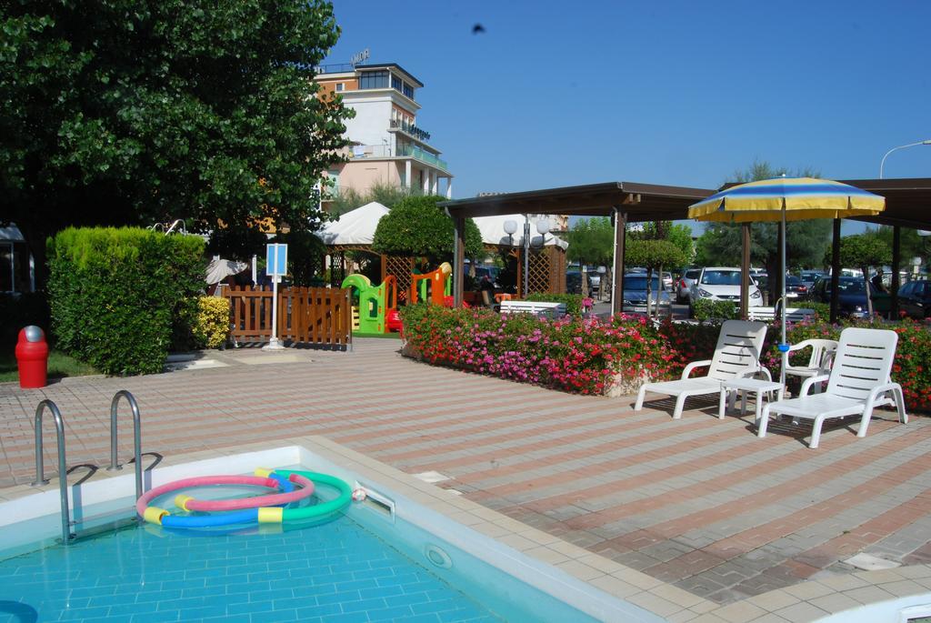 Hotel Perla Senigallia Bagian luar foto