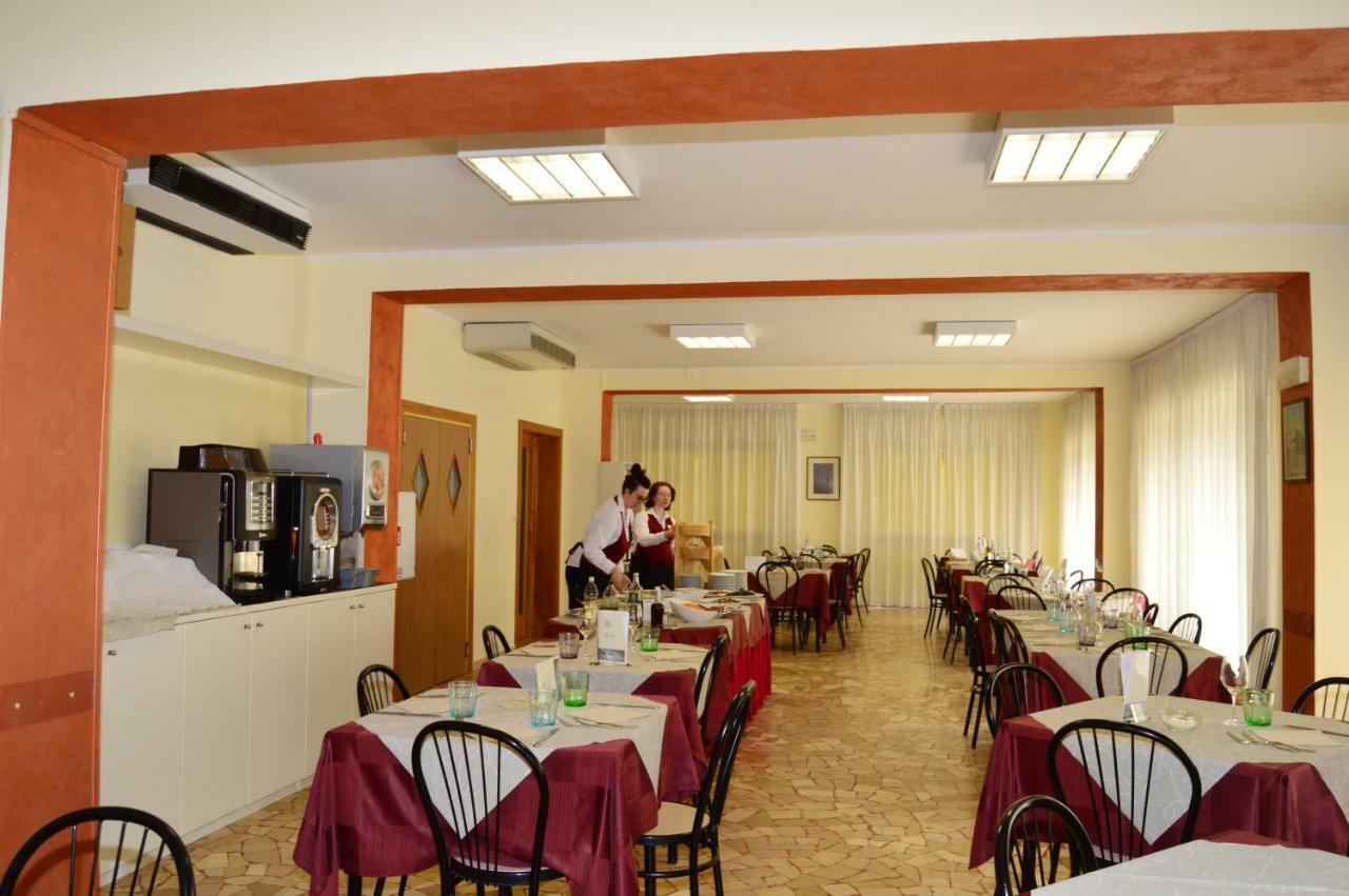 Hotel Perla Senigallia Bagian luar foto